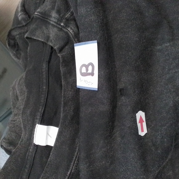 Zella Long Sleeve Thumb Holes Rounded Hem Washed Black Tee {A}{B} - Picture 4 of 9